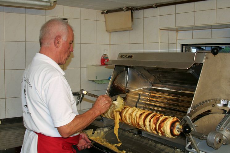 Baumkuchen Schaubacken wird bei Rainer Weißbach in Schwarzenberg gezeigt