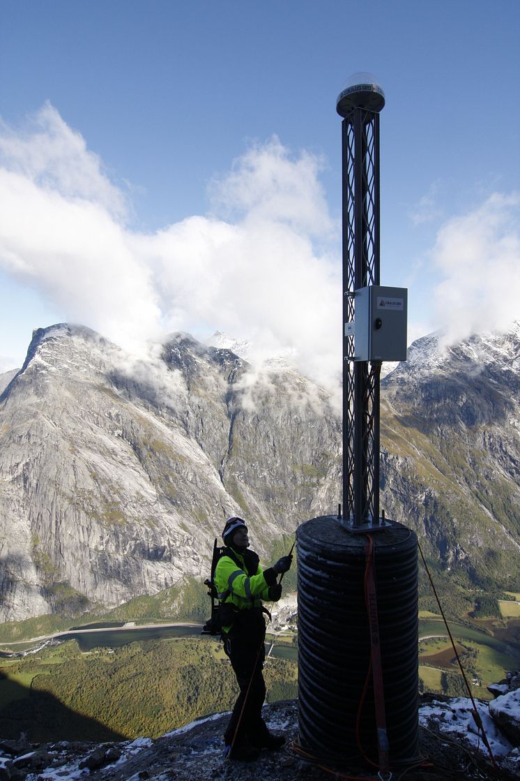 Mannen:  GNSS mast i det rasutsatte fjellpartiet.