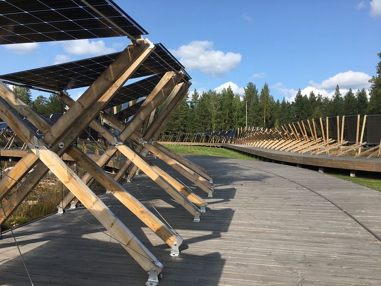 Solcellsparken Solvåg är både en forskningspark för dubbelsidiga solpaneler och en konstverk.
