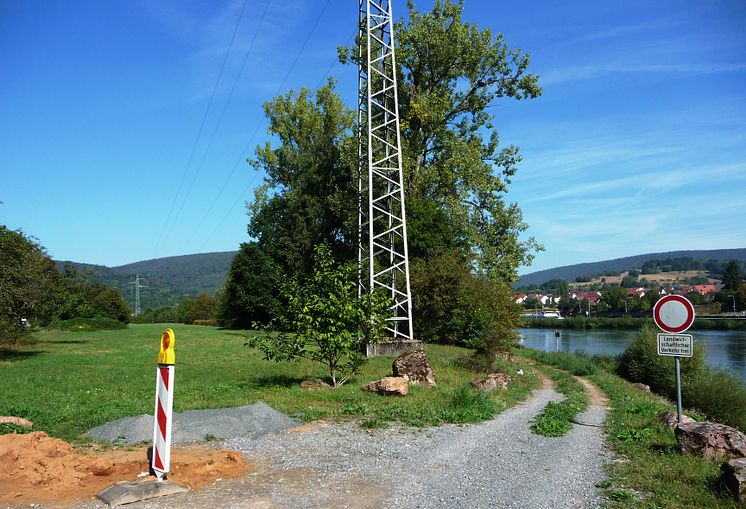 Nach der Unterquerung des Mains und dem Verlegen von Erdkabeln, werden die alten Stahlgittermasten Stück für Stück abgebaut.