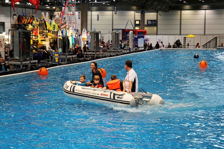 Familienspaß auf motorisiertem Schlauchboot des Sächsischen Motorwassersportverbands