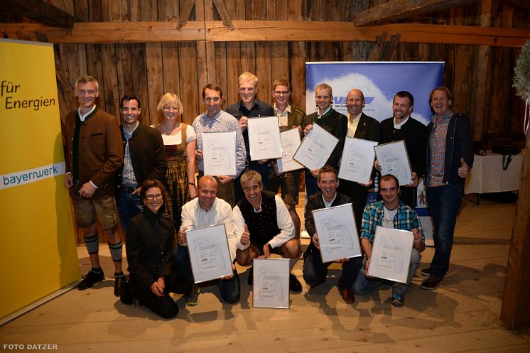 Foto: Mit Erhalt der Zertifikate führen zehn weitere Skivereine aus Bayern den Titel "BSV-Gesundheitsstützpunkt". Im Bild: Vereinsvorsitzende mit Markus Wasmeier, BSV-Hauptgeschäftsführer Wolfgang Weißmüller und Ursula Jekelius, Bayernwerk.