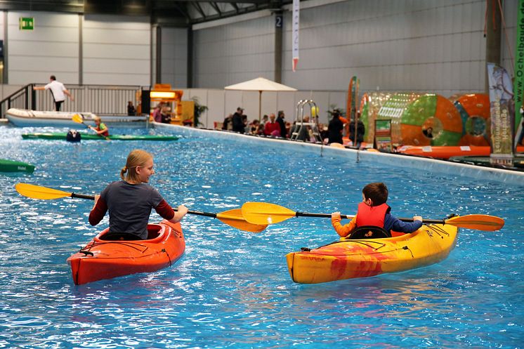 Trainer bringen kleinen Wassersportfans das Kajakfahren bei 