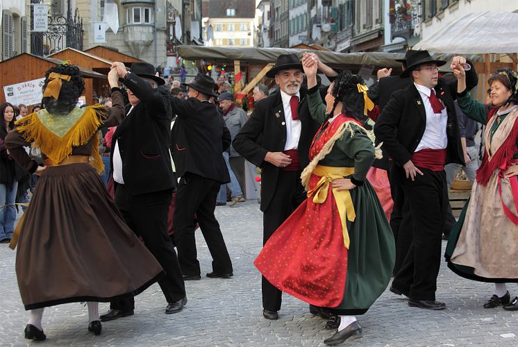 Tänzer auf dem Martinimarkt in Porrentruy (Jura & Drei-Seen-Land)