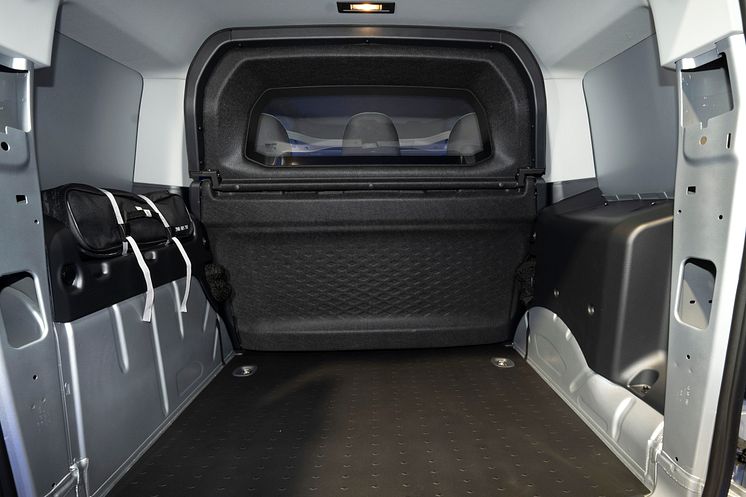 TRANSIT_CONNECT_KOMBI_LOADING_02.jpg