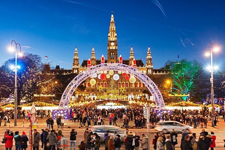 DEST_AUSTRIA_VIENNA_RATHAUSPLATZ_CHRISTMAS_MARKET_GettyImages-1345646810_Universal_Within usage period_89057