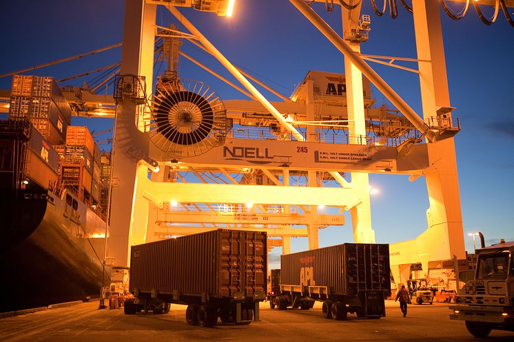 A Cavotec motorised cable reel powers an STS crane at the Port of Oakland 