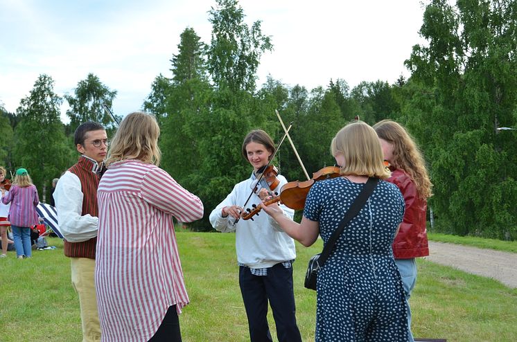 Tilde Edlund med vänner