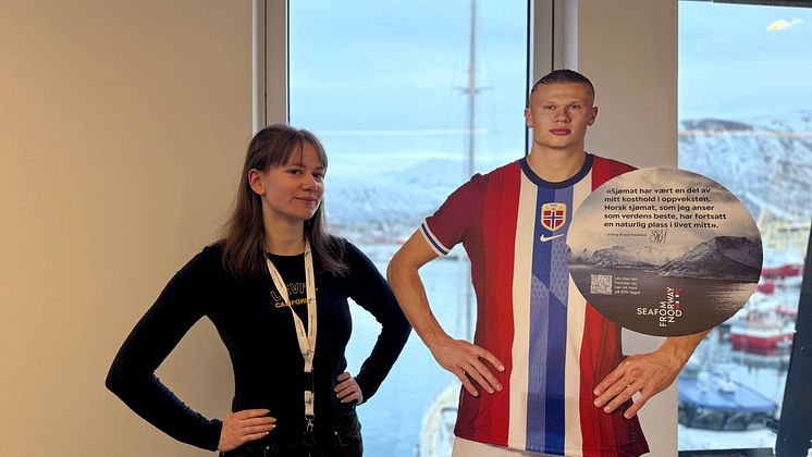 Jenny Samuline Vingen Engeland  med Haaland-poster