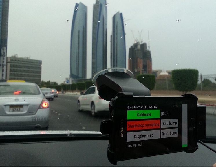 Mäter vägkvaliteten i Abu Dhabi