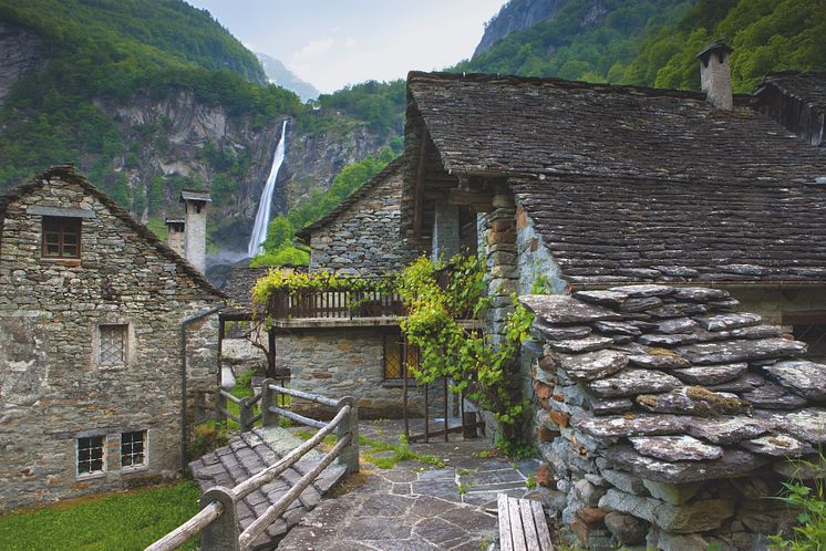 Der Wasserfall von Foroglio im Val Bavona-Tessin© Schweiz Tourismus Fotograf Andreas Gerth