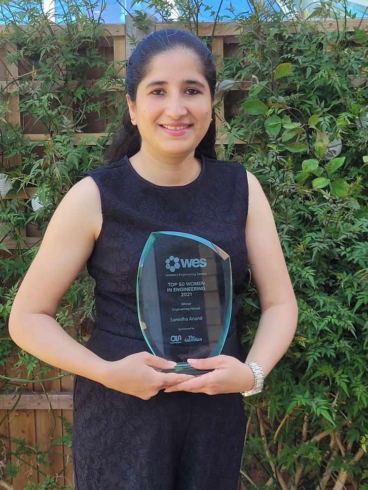 Samidha Anand with her award.jpg