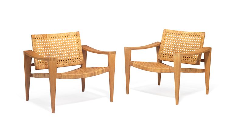 Hans J. Wegner- Et par sjældne Bukkestole af eg. Sæde og ryg udspændt med sjeneflet. Udført hos Johannes Hansen. Vurdering- 300.000-350.000 kr. Hammerslag- 500.000 kr