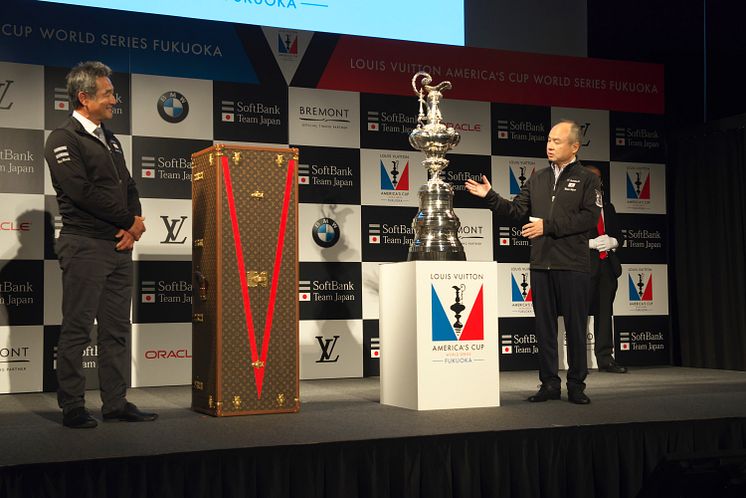 Press conference announcing the World Series to be held in Fukuoka