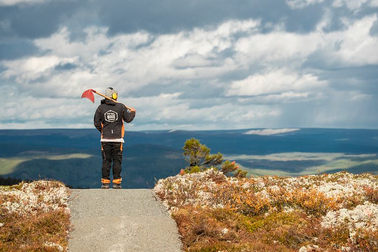 Fortsetter å bygge sti