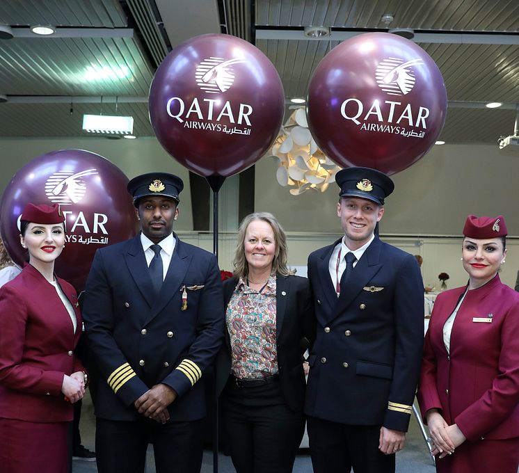 Qatar crew och Charlotte Ljunggren, flygplatsdirektör Swedavia