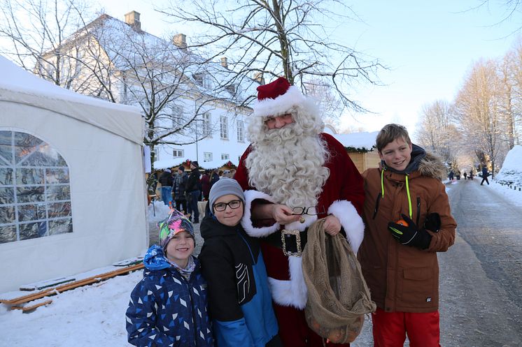 der Weihnachtsmann war auch da , vl die Brüder Junis(5), Ilai(8) und Feivel (11) aus Kropp  (Mutter ist einverstanden)