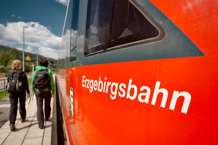 Die modernen und klimatisierten roten Triebwagen der Erzgebirgsbahn werden im August auf der einmalig schönen Strecke zwischen den Bergstädten Schwarzenberg und Annaberg-Buchholz unterwegs sein