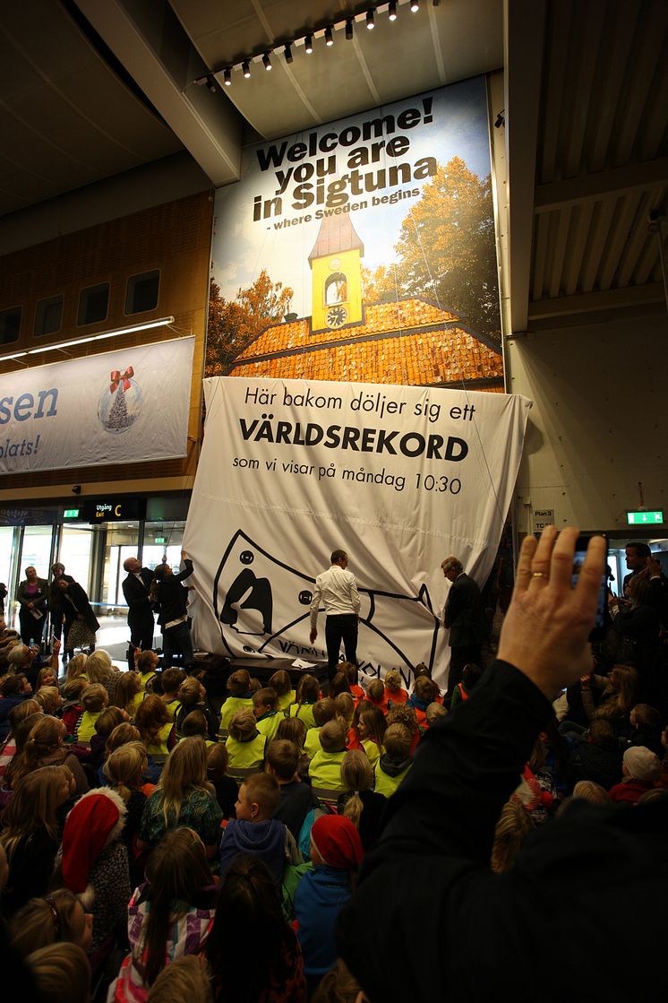 Avtäckning av Väringaskolans elevers pärlplatta på Arlanda - världsrekord