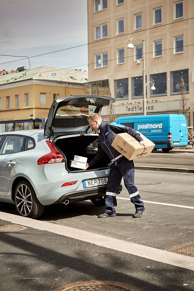 Volvo In-car Delivery - leverans med NetOnNet-produkter av PostNord direkt till bakluckan på en Volvo