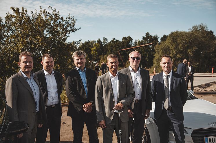 Audi Hørsholm første spadestik - borgmester Morten Slotved, Audi detaildirektør Klaus Frøkjær, borgmester Thomas Lykke Pedersen, Audi Hørsholm filialchef Thomas Wargo, koncerndirektør Jens Bjerrisgaard, adm dir Semler Premium Thomas Jöhncke