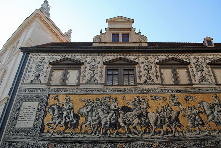 Der Fürstenzug auf der Außenwand des Stallhofs in der Augustusstraße in Dresden