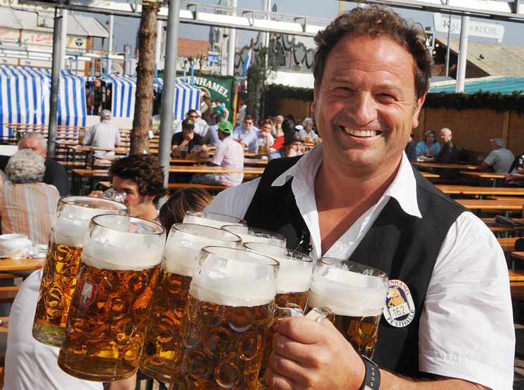 Rainer M. Schießler als Wiesn-Bedienung_© Augsburger AllgemeineB.-U. Wagner