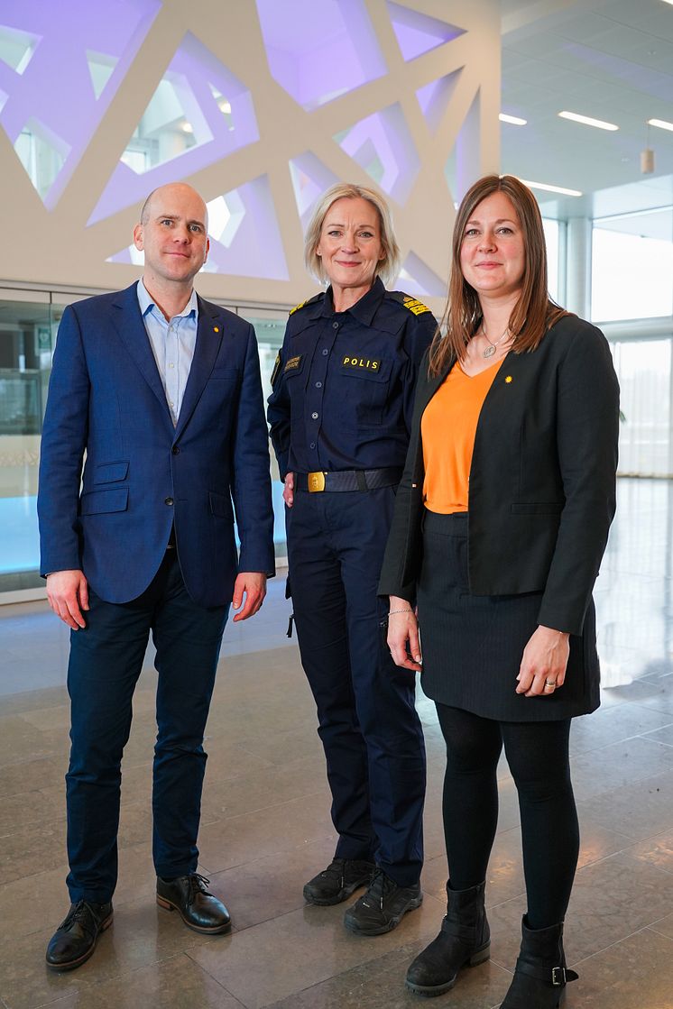 Anders Tallgren (S) kommunalråd, Ulrika Sundström lokalpolisområdeschef, Frida Nilsson (C) kommunalråd. -2