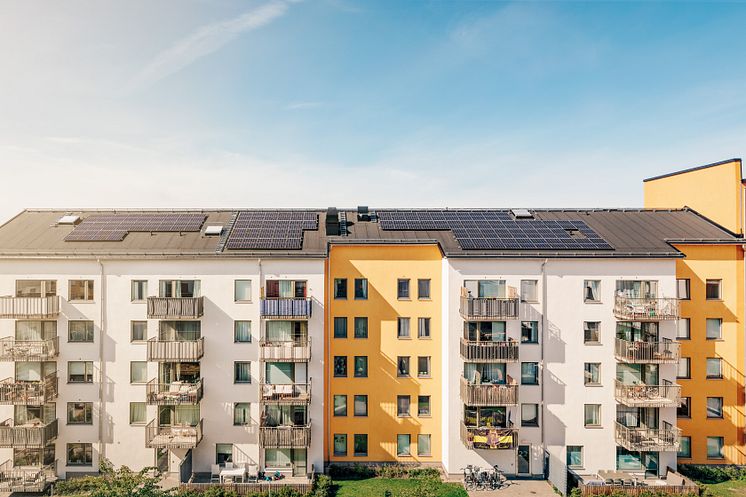 Utsikt över hus med solceller på taket.