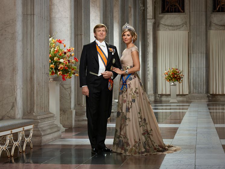 Kung-willem-alexander-och drottning-maxima-in-burgerzaal--2018---erwin-olaf---liggend