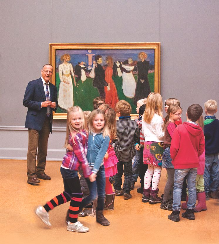 Barn i Nasjonalgalleriet foran Munchs maleri Livets dans