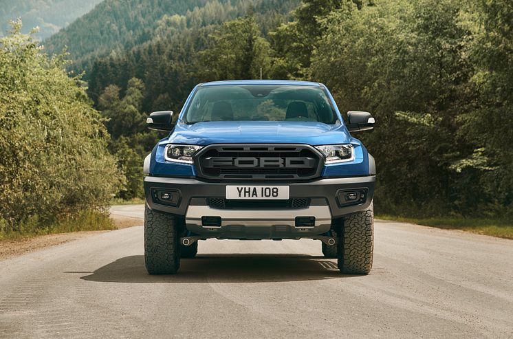 2018_FORD_RANGER_RAPTOR_WILDTRAK_Shot16_FullFrontStatic_Tarmac_04