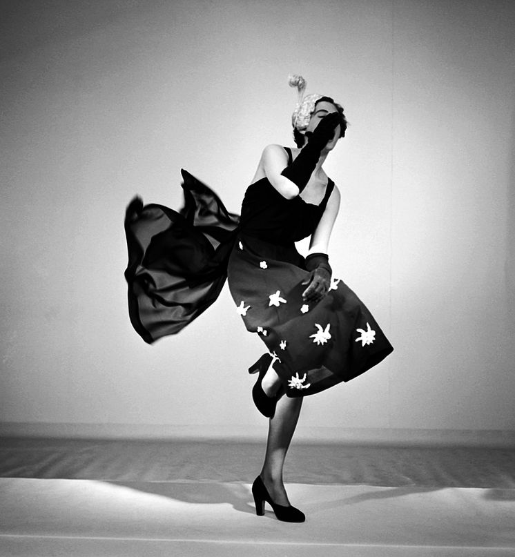 Straw and chiffon är fotografens titel på studiofotot från 1950 där en livligt poserande modell visar klänning från varuhuset MEA. Foto: Sten Didrik Bellander, © Nordiska museet