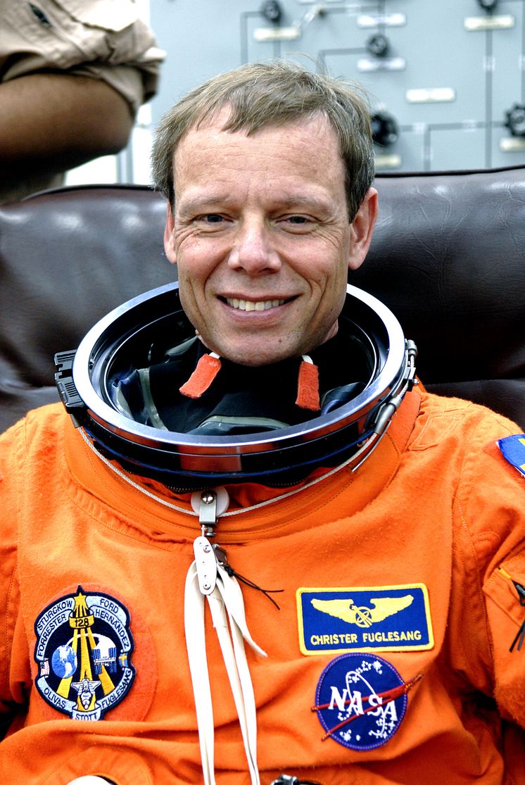 Christer_Fuglesang_dons_launch_and_entry_suit_for_simulated_launch_countdown