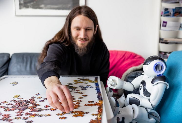 Erik Lagerstedt pusslar med en robot