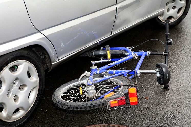 Kinderfahrrad unter Auto 2