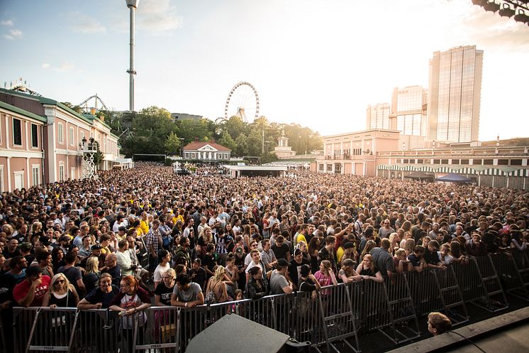 Publik framför Stora Scenen på Liseberg