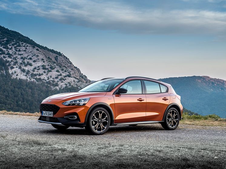 FORD_2019_FOCUS_ACTIVE_Orange_Glow_02