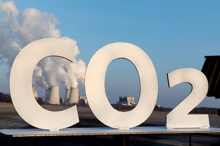 CO2-Tag 2018: CO2-Schriftzug vor Kraftwerk