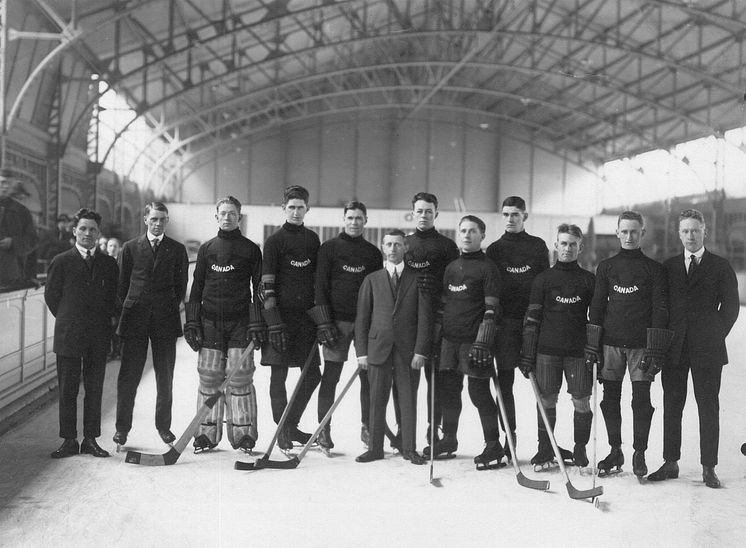 Fra utstillingen "Vinteridrett i sommer-OL". Bildet viser det canadiske ishockeylaget som vant gull i sommer-OL. 