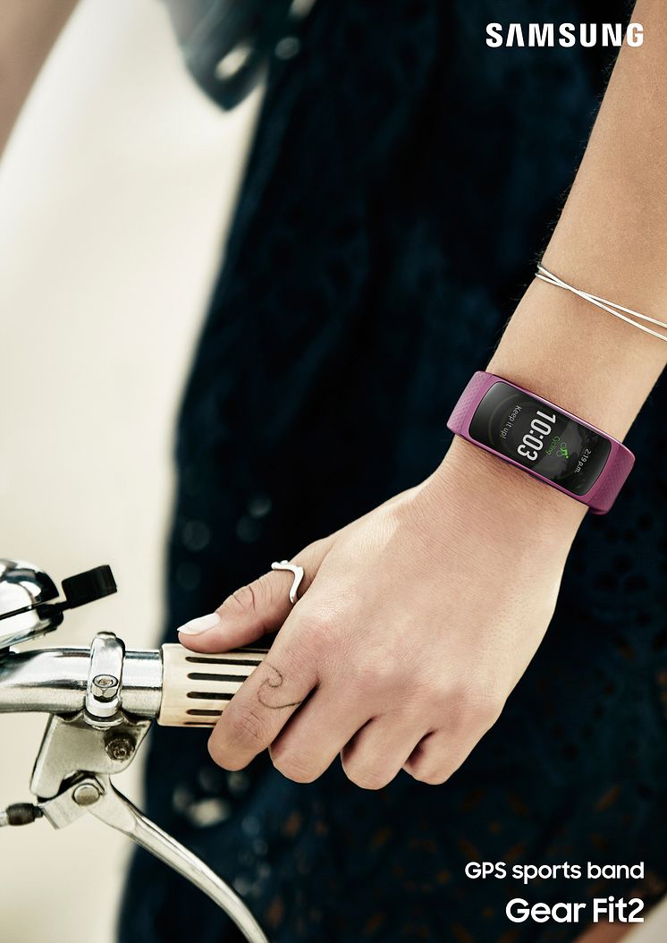 Gear Fit2_lifestyle 1