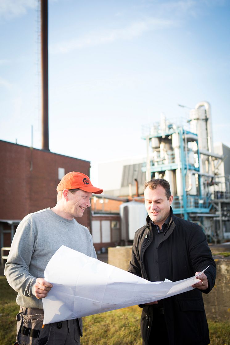 Jens Nilsson från Swedish Oat Fiber och Magnus Krågen från Pemco Energi utanför fabriken i Bua