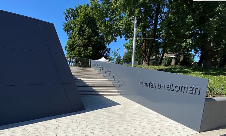 Der neue Eingangsbereich zu Planten un Blomen in Hamburg erinnert durch den Einsatz großer Stahlplatten an den Schiffbau und ist damit eine typische Gestaltung für die Hansestadt.