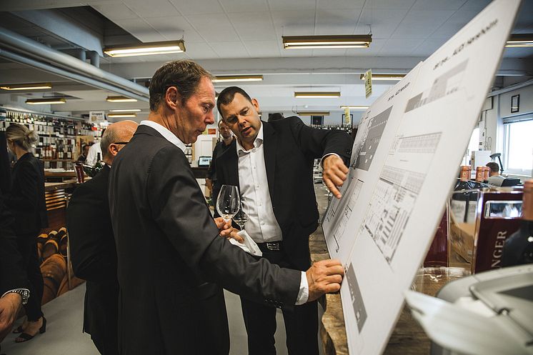 Audi Hørsholm første spadestik - Klaus Frøkjær forklarer projekttegningerne for Kim Skovgaard Rasmussen og Bo Sejr Johansen
