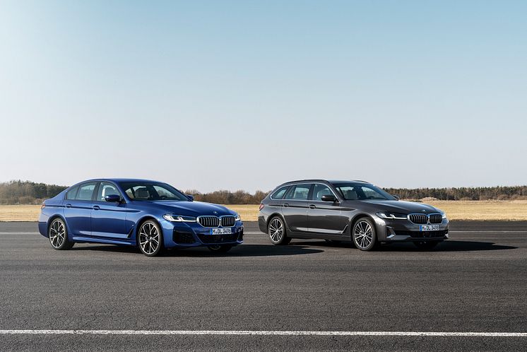 BMW 530e xDrive Sedan, Phytonic blue metallic, M Sports -paketti, ja BMW 530i Touring, Sophisto grey metallic