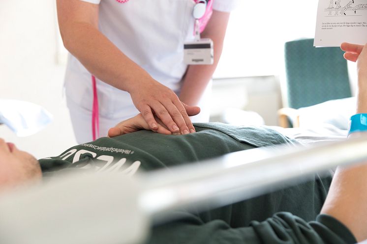 Sjuksköterska undersöker patients revben
