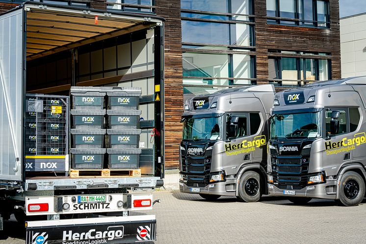 Die mit den Scania Zugmaschinen ausgelieferten Trailer von Schmitz Cargobull sind mit der Bosch Transpondertechnik ausgestattet. Zusätzlich können NOX-Kunden nachhaltig hergestellte Mehrwegboxen ordern.