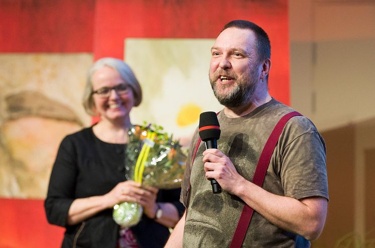 Mattias Forshage får Svenska Linnesällskapets silvermedalj på Flora- och faunavårdskonferensen 2017.