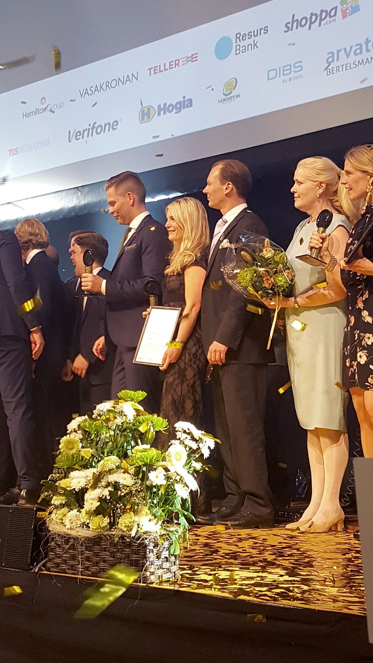 På Retail Awards scen står vinnarna, bland annat Årets Ledare 2017: Susanne Ehnbåge, vd NetOnNet  