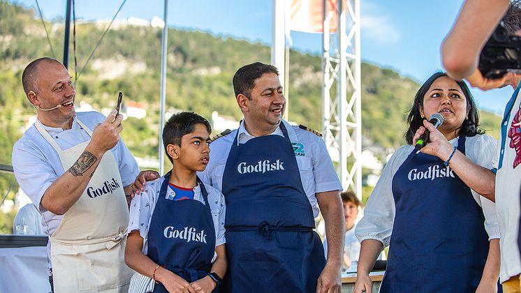 Familien Karkhanis med Christopher Haatuft på scenen